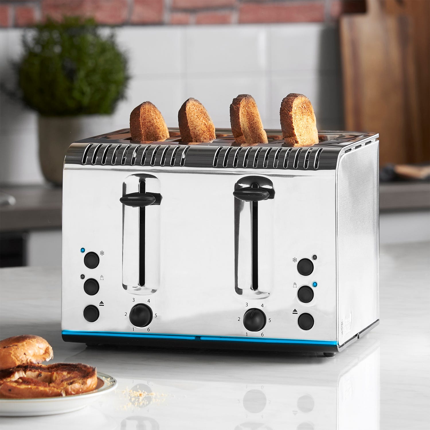 Russell Hobbs 20750 Buckingham toaster detail