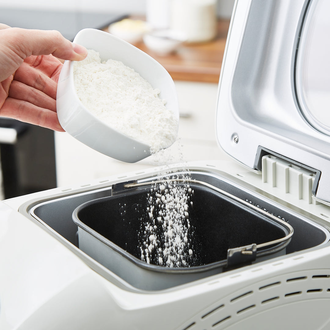 Morphy Richards Fastbake 48281 adding flour