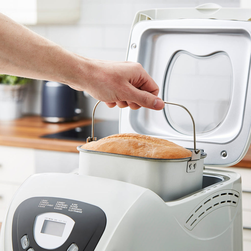 Morphy Richards Fastbake 48281 removing fresh bread