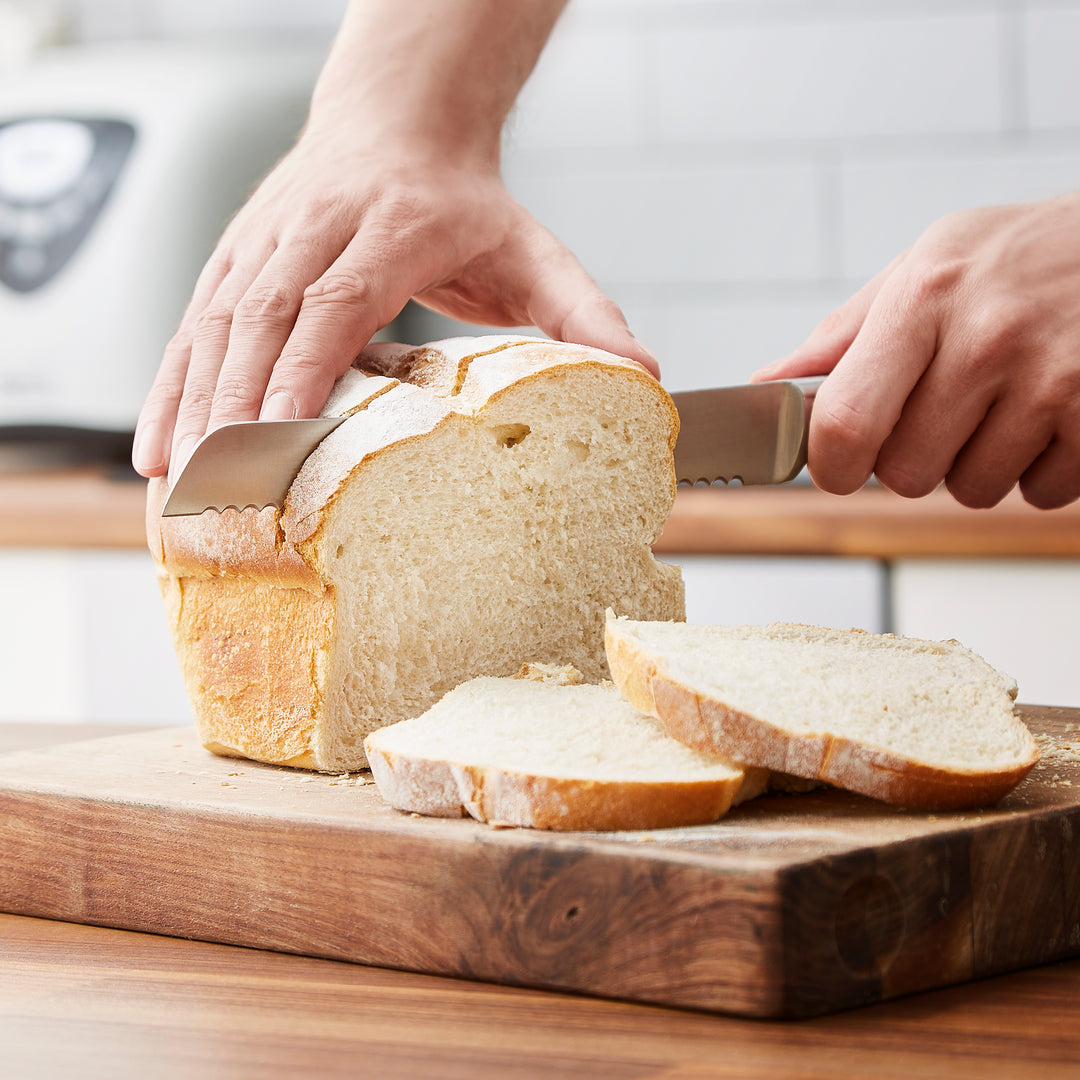 Morphy Richards Fastbake 48281 slicing fresh bread